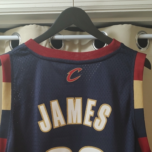 Cleveland Cavaliers James Jersey - Picture 2 of 15